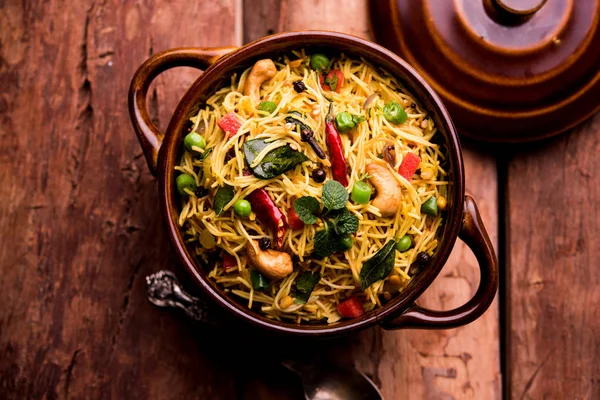 Semiya Upma veya erişte Uppuma veya uppittu Güney Hindistan popüler kahvaltı menüsünden var. bir kasede servis. seçici odak