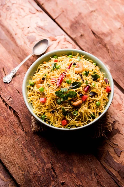 Semiya Upma veya erişte Uppuma veya uppittu Güney Hindistan popüler kahvaltı menüsünden var. bir kasede servis. seçici odak