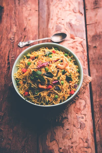 Semiya Upma veya erişte Uppuma veya uppittu Güney Hindistan popüler kahvaltı menüsünden var. bir kasede servis. seçici odak