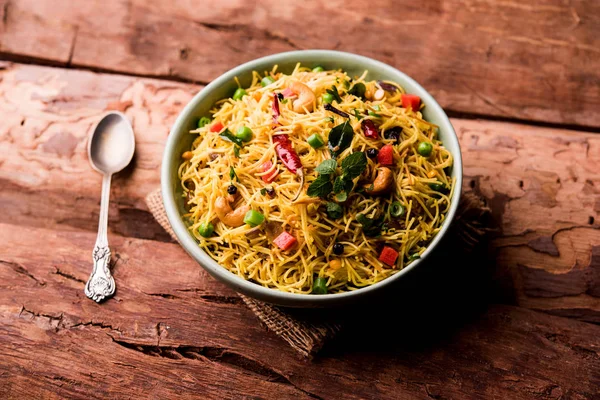 Semiya Upma veya erişte Uppuma veya uppittu Güney Hindistan popüler kahvaltı menüsünden var. bir kasede servis. seçici odak