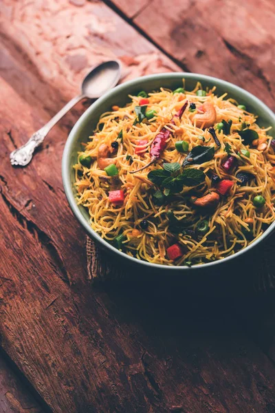 Semiya Upma veya erişte Uppuma veya uppittu Güney Hindistan popüler kahvaltı menüsünden var. bir kasede servis. seçici odak