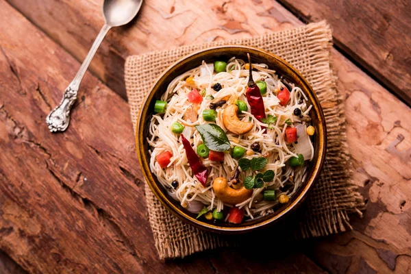 Semiya Upma veya erişte Uppuma veya uppittu Güney Hindistan popüler kahvaltı menüsünden var. bir kasede servis. seçici odak