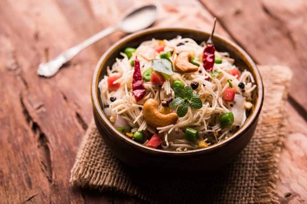 Semiya Upma veya erişte Uppuma veya uppittu Güney Hindistan popüler kahvaltı menüsünden var. bir kasede servis. seçici odak