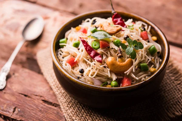 Semiya Upma veya erişte Uppuma veya uppittu Güney Hindistan popüler kahvaltı menüsünden var. bir kasede servis. seçici odak