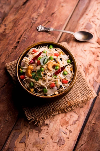 Baharatlı semiya uppma veya upma plaka servis. seçici odak