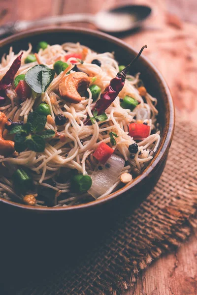 Baharatlı semiya uppma veya upma plaka servis. seçici odak