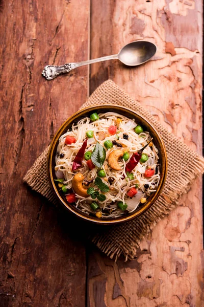 Baharatlı semiya uppma veya upma plaka servis. seçici odak