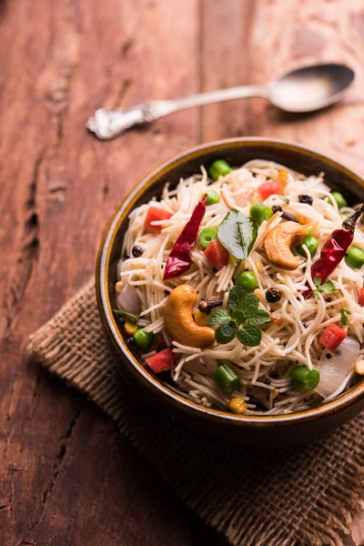 Baharatlı semiya uppma veya upma plaka servis. seçici odak