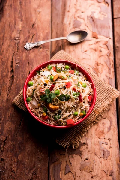 Baharatlı semiya uppma veya upma plaka servis. seçici odak