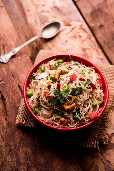 Baharatlı semiya uppma veya upma plaka servis. seçici odak