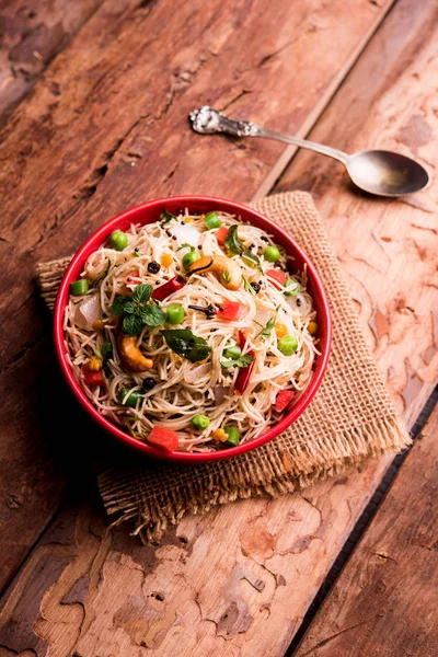 Baharatlı semiya uppma veya upma plaka servis. seçici odak