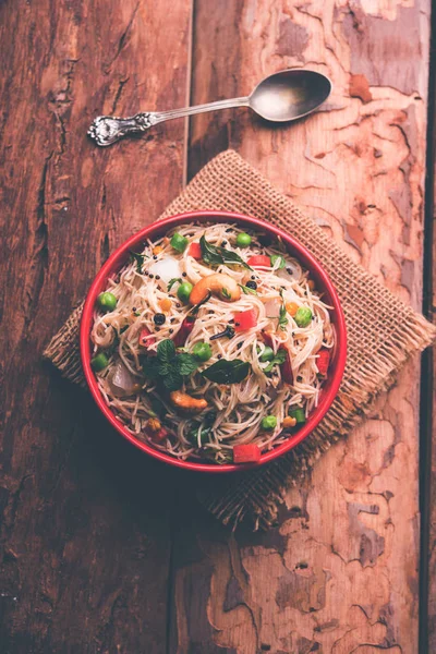 Baharatlı semiya uppma veya upma plaka servis. seçici odak