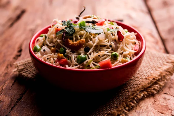 Baharatlı semiya uppma veya upma plaka servis. seçici odak