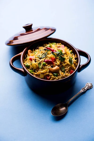 Baharatlı semiya uppma veya upma plaka servis. seçici odak