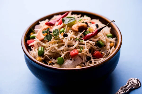 Baharatlı semiya uppma veya upma plaka servis. seçici odak