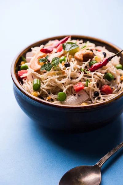 Baharatlı semiya uppma veya upma plaka servis. seçici odak