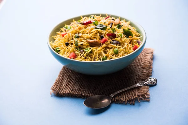 Baharatlı semiya uppma veya upma plaka servis. seçici odak