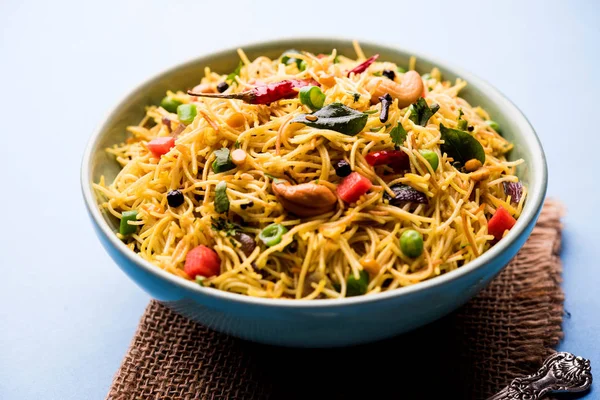 Baharatlı semiya uppma veya upma plaka servis. seçici odak