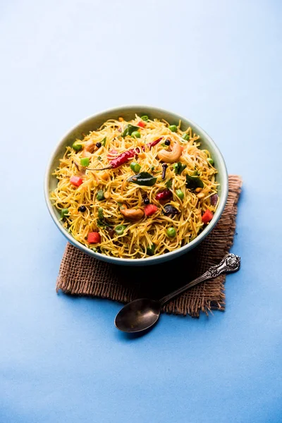 Baharatlı semiya uppma veya upma plaka servis. seçici odak