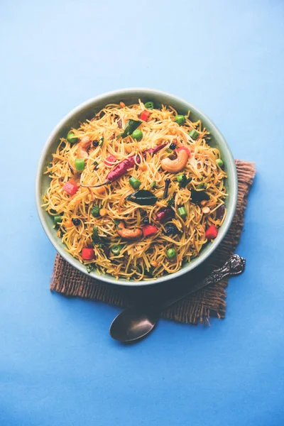 Baharatlı semiya uppma veya upma plaka servis. seçici odak