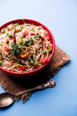 Baharatlı semiya uppma veya upma plaka servis. seçici odak