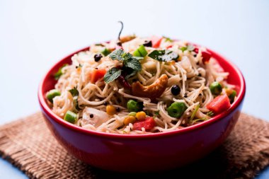 Baharatlı semiya uppma veya upma plaka servis. seçici odak