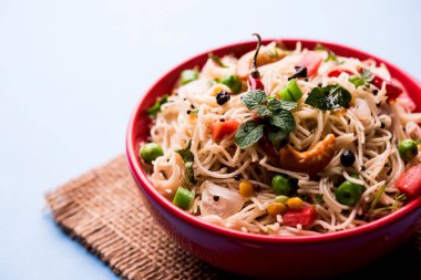 Baharatlı semiya uppma veya upma plaka servis. seçici odak