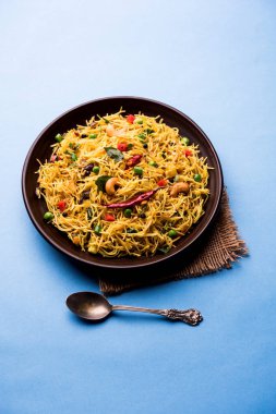 Baharatlı semiya uppma veya upma plaka servis. seçici odak