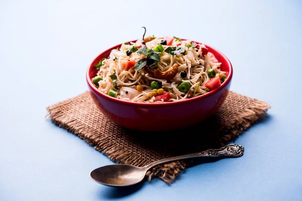 Baharatlı semiya uppma veya upma plaka servis. seçici odak