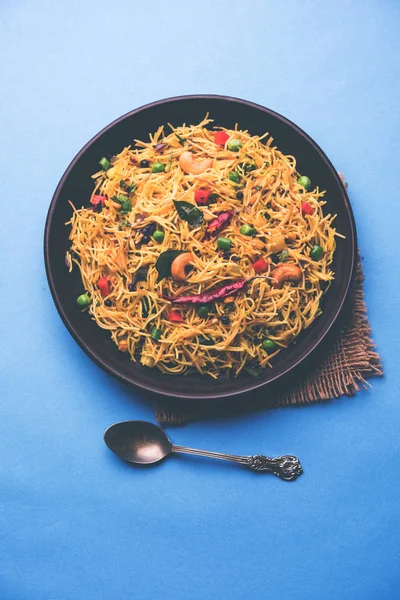 Baharatlı semiya uppma veya upma plaka servis. seçici odak