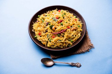 Baharatlı semiya uppma veya upma plaka servis. seçici odak