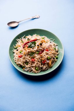 Baharatlı semiya uppma veya upma plaka servis. seçici odak