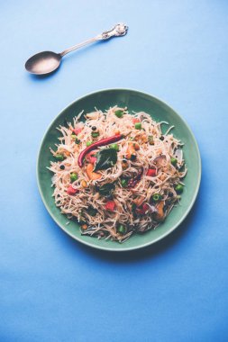 Baharatlı semiya uppma veya upma plaka servis. seçici odak