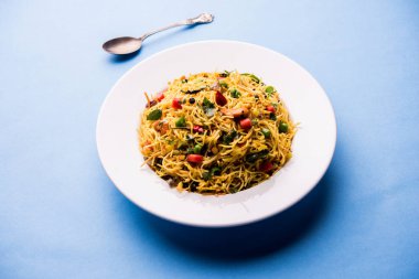 Baharatlı semiya uppma veya upma plaka servis. seçici odak