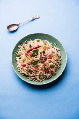 Baharatlı semiya uppma veya upma plaka servis. seçici odak