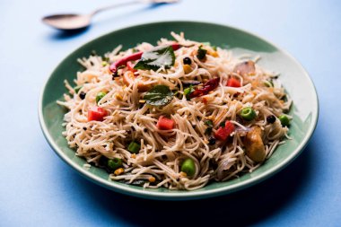 Baharatlı semiya uppma veya upma plaka servis. seçici odak