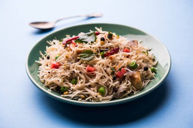 Baharatlı semiya uppma veya upma plaka servis. seçici odak