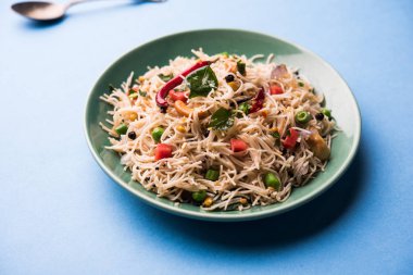 Baharatlı semiya uppma veya upma plaka servis. seçici odak