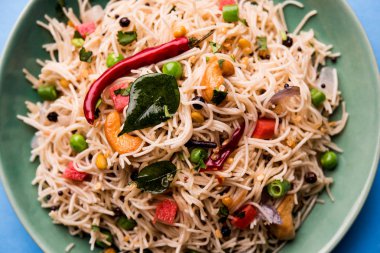 Baharatlı semiya uppma veya upma plaka servis. seçici odak