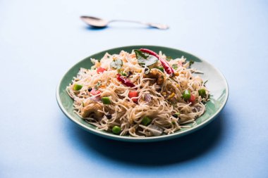 Baharatlı semiya uppma veya upma plaka servis. seçici odak