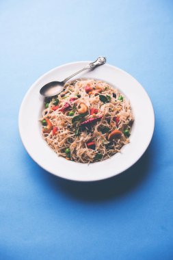 Baharatlı semiya uppma veya upma plaka servis. seçici odak