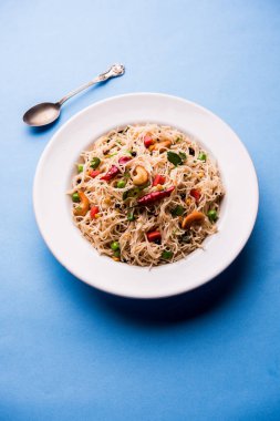 Baharatlı semiya uppma veya upma plaka servis. seçici odak