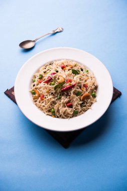 Baharatlı semiya uppma veya upma plaka servis. seçici odak