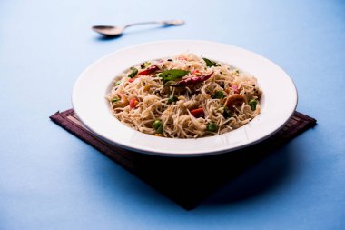 Baharatlı semiya uppma veya upma plaka servis. seçici odak