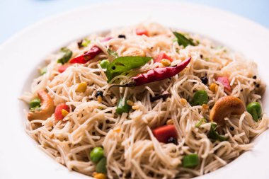 Baharatlı semiya uppma veya upma plaka servis. seçici odak