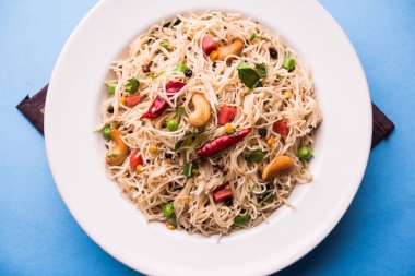 Baharatlı semiya uppma veya upma plaka servis. seçici odak