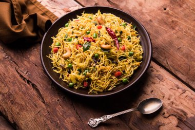 Baharatlı semiya uppma veya upma plaka servis. seçici odak