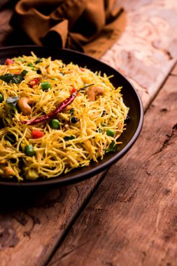 Baharatlı semiya uppma veya upma plaka servis. seçici odak