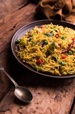 Baharatlı semiya uppma veya upma plaka servis. seçici odak