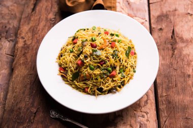 Baharatlı semiya uppma veya upma plaka servis. seçici odak